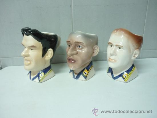 Coleccionismo deportivo: 3 JARRAS CON CARAS  DE JUGADORES DEL REAL MADRID .ALTO 14 CM.GASTOS DE ENVIO 8&euro; PARA ESPA&Ntilde;A.