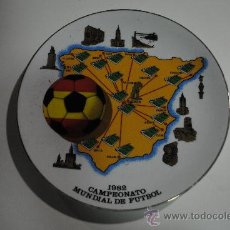 Coleccionismo deportivo: PLATO DE PORCELANA DEL CAMPEONATO DE FUTBOL ESPAÑA 1982. 26CM. MUY RARO. MARCA FINE PORCELAIN.