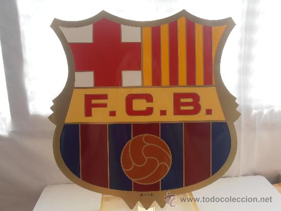 Colecionismo desportivo: Extraordinario Escudo del F.C.Barcelona con peana .de Metaquilato el escudo mide 30 Ctros