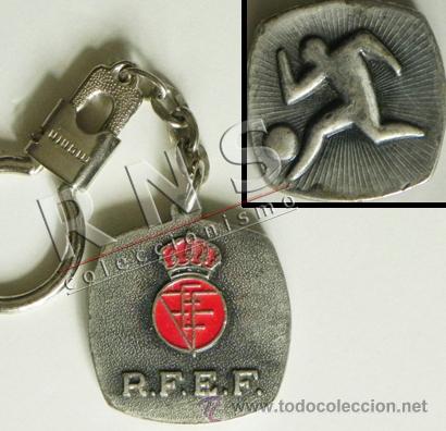 Sammelleidenschaft Sport: ANTIGUO LLAVERO DE LA RFEF - LOGOTIPO REAL FEDERACI&Oacute;N ESPA&Ntilde;OLA F&Uacute;TBOL - DEPORTE JUGADOR Y BAL&Oacute;N