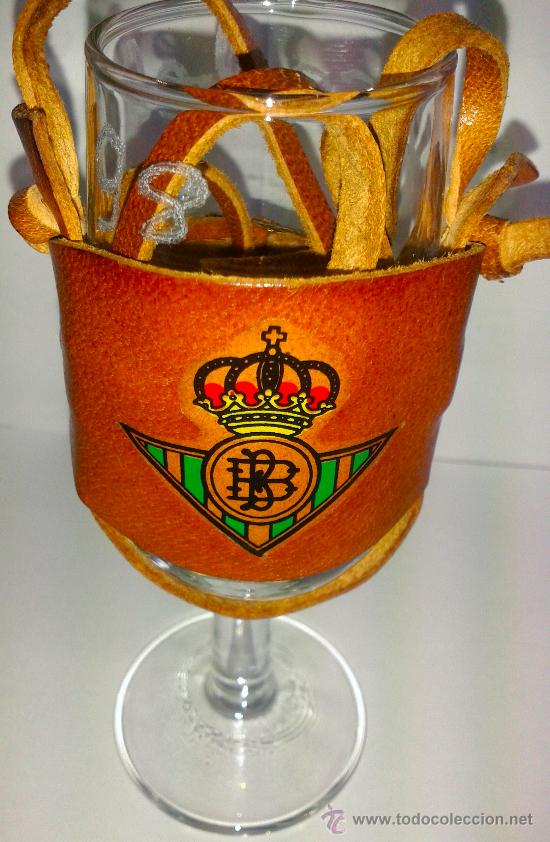 Coleccionismo deportivo: MAGNIFICA COPA DE FINO CON FUNDA DE PIEL CON ANAGRMA DEL BETIS