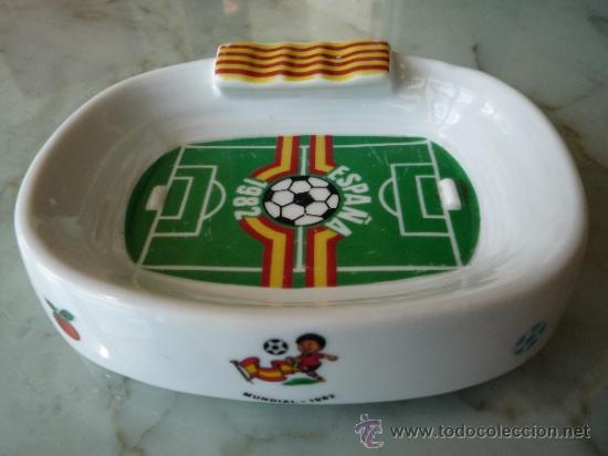 Coleccionismo deportivo: Cenicero Estadio Mundial Futbol Espa&ntilde;a 1982 / Senyera Bandera Catalunya / Cer&aacute;mica o porcelana