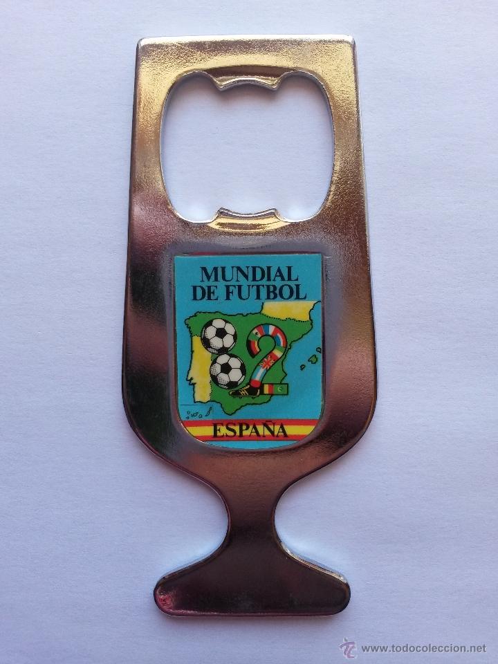 Coleccionismo deportivo: Descorchador de chapas, abrebotellas del mundial de futbol 1982, espa&ntilde;a de 9,6 x 4,3 cms.