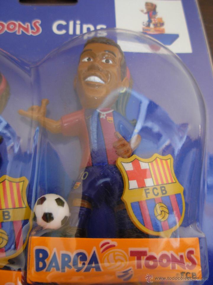 Coleccionismo deportivo: Blister Barça toons. 2 Clips soporte estantería Ronaldinho. Producto oficial nuevo a estrenar. - Foto 2 - 46036560