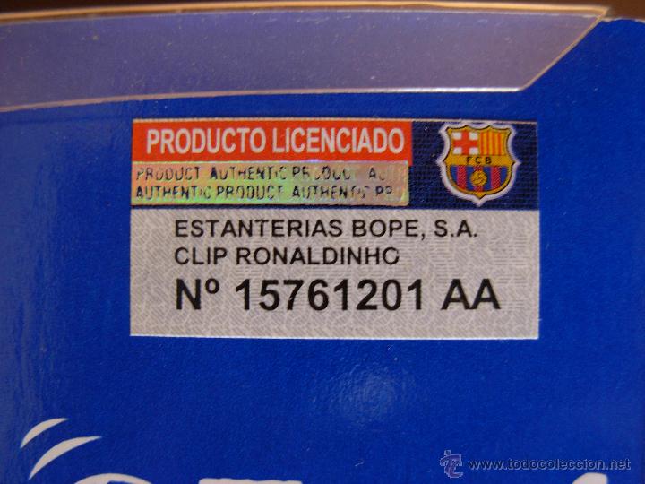 Coleccionismo deportivo: Blister Barça toons. 2 Clips soporte estantería Ronaldinho. Producto oficial nuevo a estrenar. - Foto 3 - 46036560