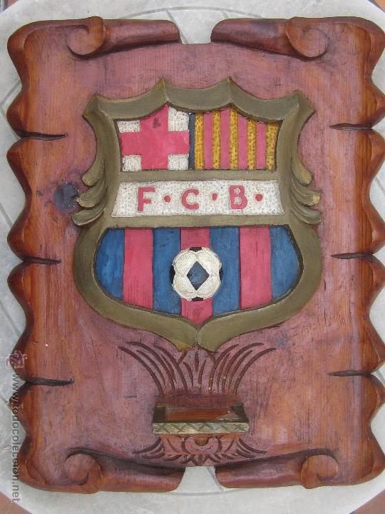 Collectionnisme sportif: ESCUDO F.C. BARCELONA. A&Ntilde;O 1974-75. (75&ordm; ANIVERSARIO). ARTESANIA MADERA RELIEVE. 51X40 CM.