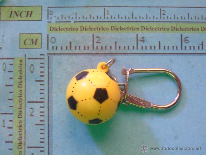 Sports collectibles: LLAVERO DE DEPORTES. F&Uacute;TBOL. PELOTA BAL&Oacute;N AMARILLO