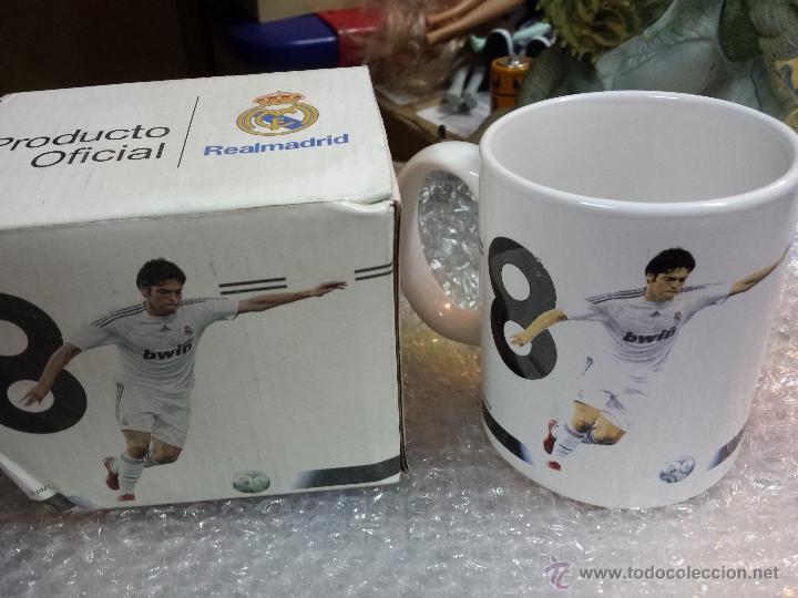 Coleccionismo deportivo: TAZA JARRA DE CER&Aacute;MICA. REAL MADRID CLUB DE F&Uacute;TBOL. KAK&Aacute; N&ordm; 8. 2009-2010. PRODUCTO OFICIAL.