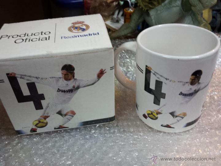 Coleccionismo deportivo: TAZA JARRA DE CER&Aacute;MICA. REAL MADRID CLUB DE F&Uacute;TBOL. SERGIO RAMOS N&ordm; 4. 2009-2010. PRODUCTO OFICIAL.