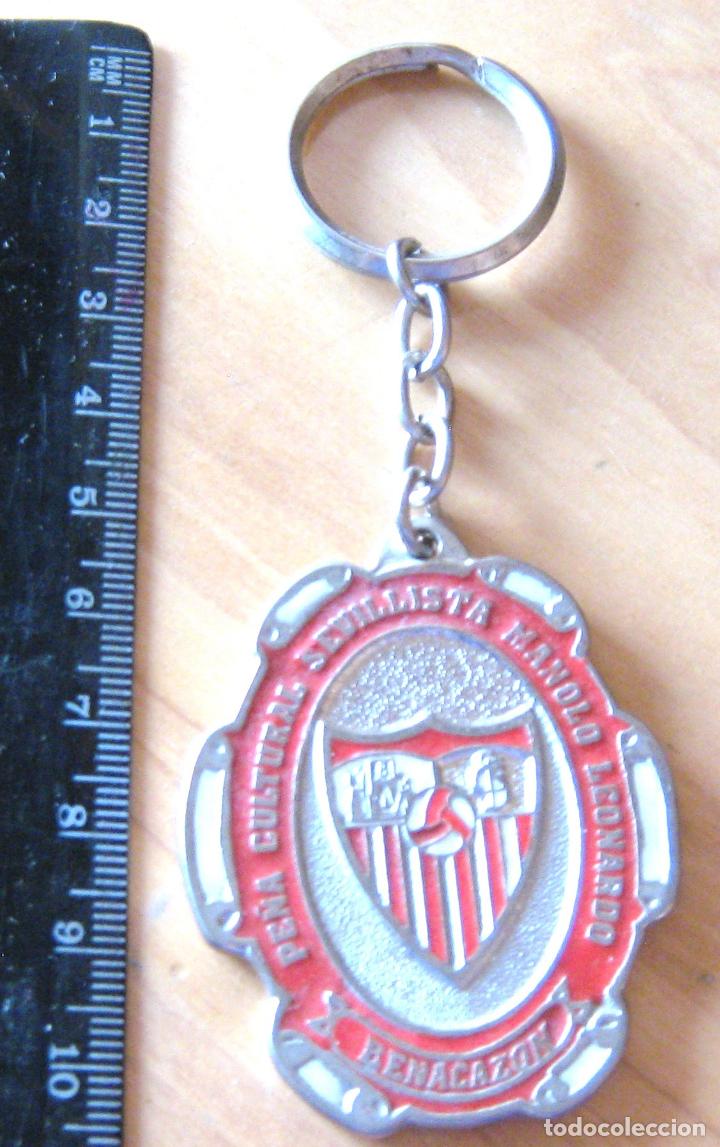 Sports collectibles: LLAVERO SEVILLA FC PE&Ntilde;A MANOLO LEONARDO BENACAZON KEYRING KEYCHAIN CHAVEIRO PORTE-CLES FUTBOL N30