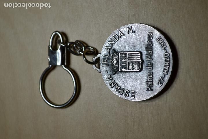 Sammelleidenschaft Sport: LLAVERO FEDERACION BALEAR DE FUTBOL CONMEMORATIVO PARTIDO ESPA&Ntilde;A-IRLANDA DEL NORTE 1985