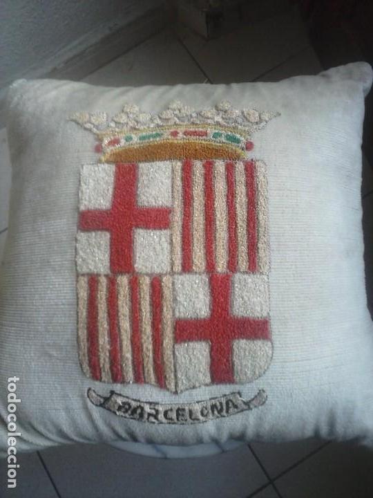 Coleccionismo deportivo: COJIN ESCUDO DE BARCELONA . - Foto 1