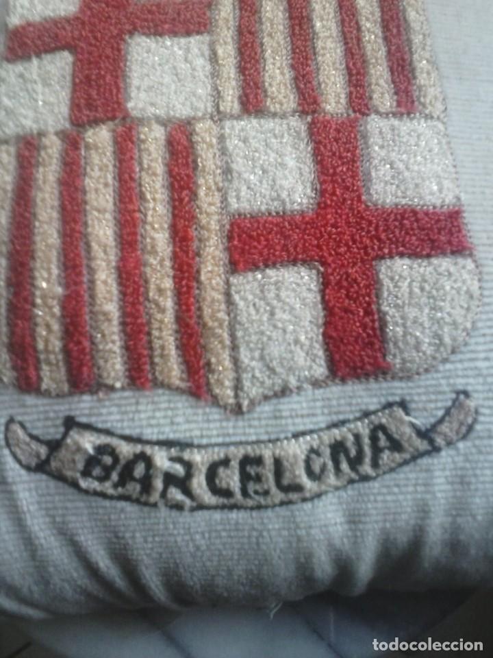 Coleccionismo deportivo: COJIN ESCUDO DE BARCELONA . - Foto 2