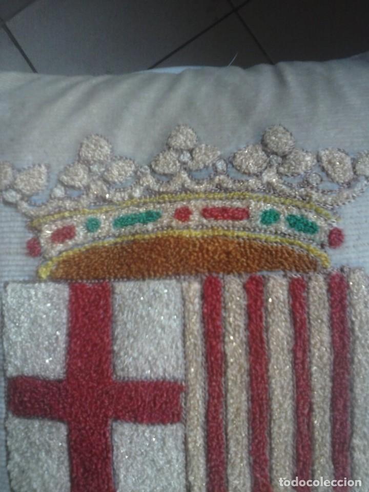 Coleccionismo deportivo: COJIN ESCUDO DE BARCELONA . - Foto 3