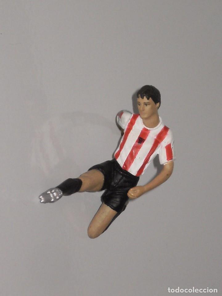 Coleccionismo deportivo: FIGURA ADURIZ CON EL NUMERO 23 , ATLETICO DE BILBAO  . 4 CMS APROX . MOVIMENTO 3D