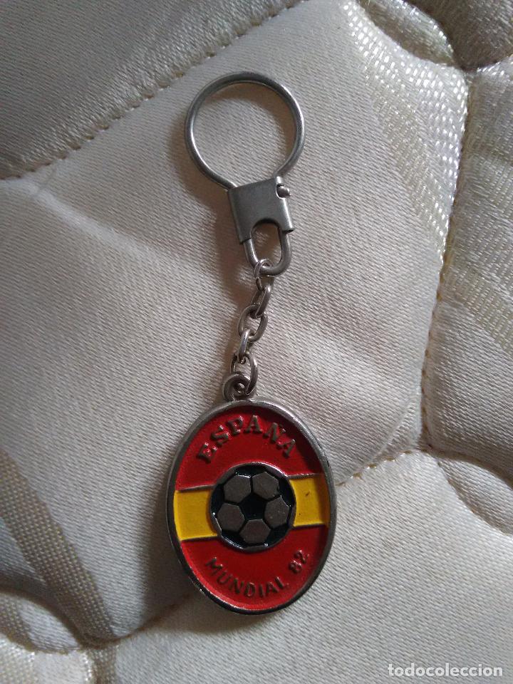 Coleccionismo deportivo: ANTIGUO LLAVERO MUNDIAL ESPA&Ntilde;A 82, WORLD CUP 1982 (CON ESTADIO POR DETR&Aacute;S Y RELIEVE)