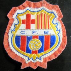 Coleccionismo deportivo: ESCUDO TELA ANTIGUO AÑOS 70 C.F.B. BARCELONA ANTES DE FC BARÇA PARA CAMISETA