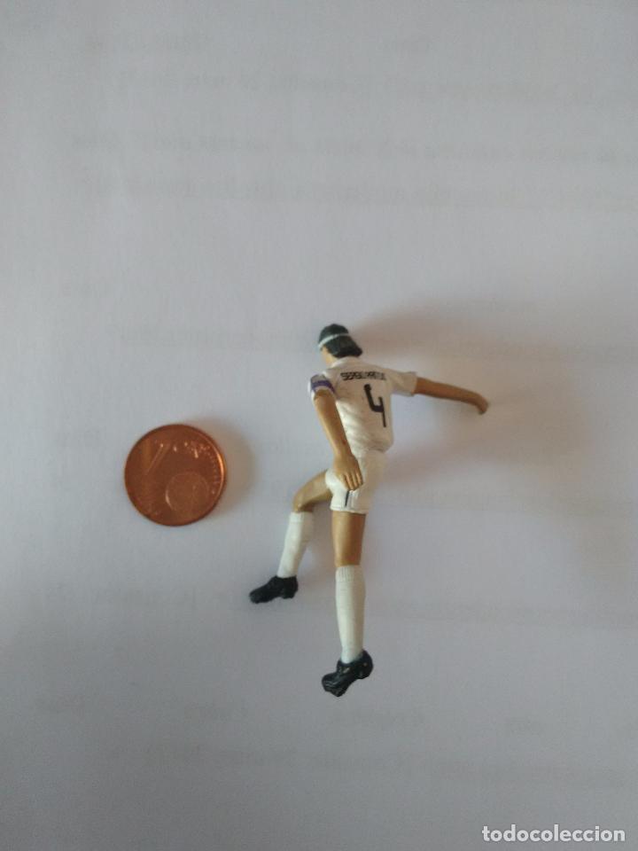 Coleccionismo deportivo: PEQUE&Ntilde;A FIGURA, JUGUETE DE FUTBOL - SERGIO RAMOS (REAL MADRID)