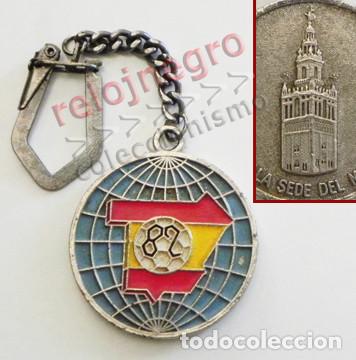 Coleccionismo deportivo: LLAVERO DE ESPA&Ntilde;A 82 SEVILLA SEDE DEL MUNDIAL F&Uacute;TBOL - GIRALDA DEPORTE MAPA Y BANDERA 1982 ESPA&Ntilde;A82