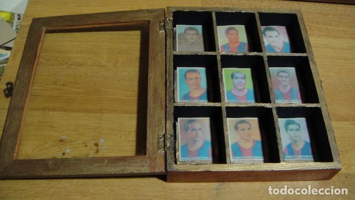 Colecionismo desportivo: expositor con cromos del futbol club barcelona a&ntilde;o 1943