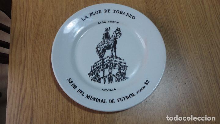 Coleccionismo deportivo: ANTIGUO PLATO PUBLICITARIO.LA FLOR DE TORANZO.CASA TRIFON.SEDE MUNDIAL DE FUTBOL ESPA&Ntilde;A 1982.SEVILLA