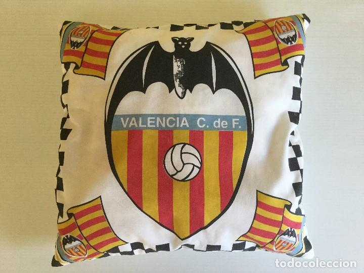 Sammelleidenschaft Sport: Coj&iacute;n de tela escudo del Valencia C.F.