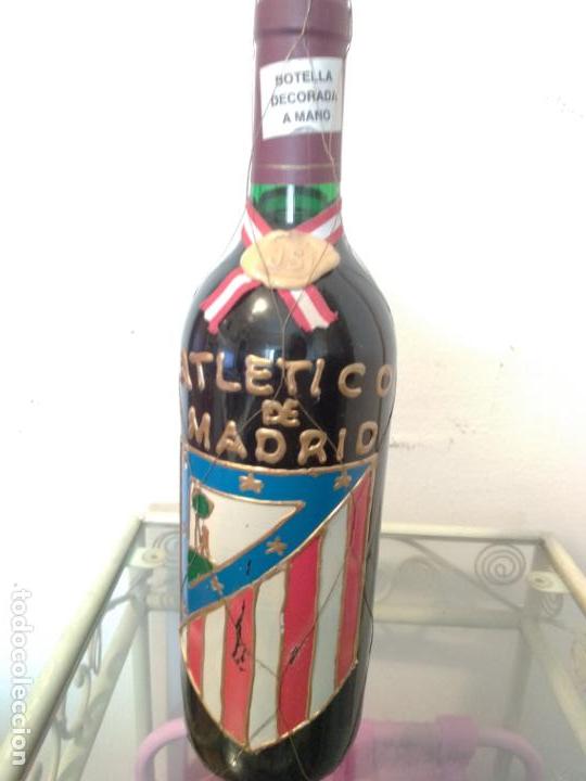 Coleccionismo deportivo: Botella Atl&eacute;tico de Madrid decorada a mano - Foto 1