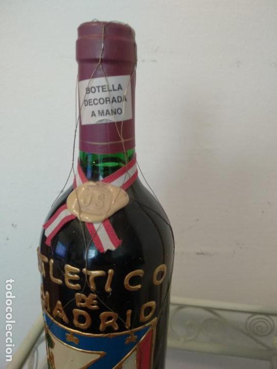 Coleccionismo deportivo: Botella Atl&eacute;tico de Madrid decorada a mano - Foto 2