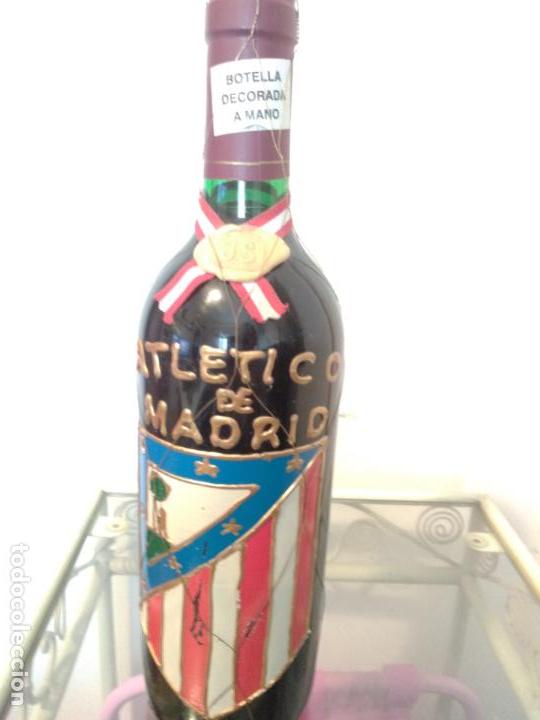 Coleccionismo deportivo: Botella Atl&eacute;tico de Madrid decorada a mano - Foto 4