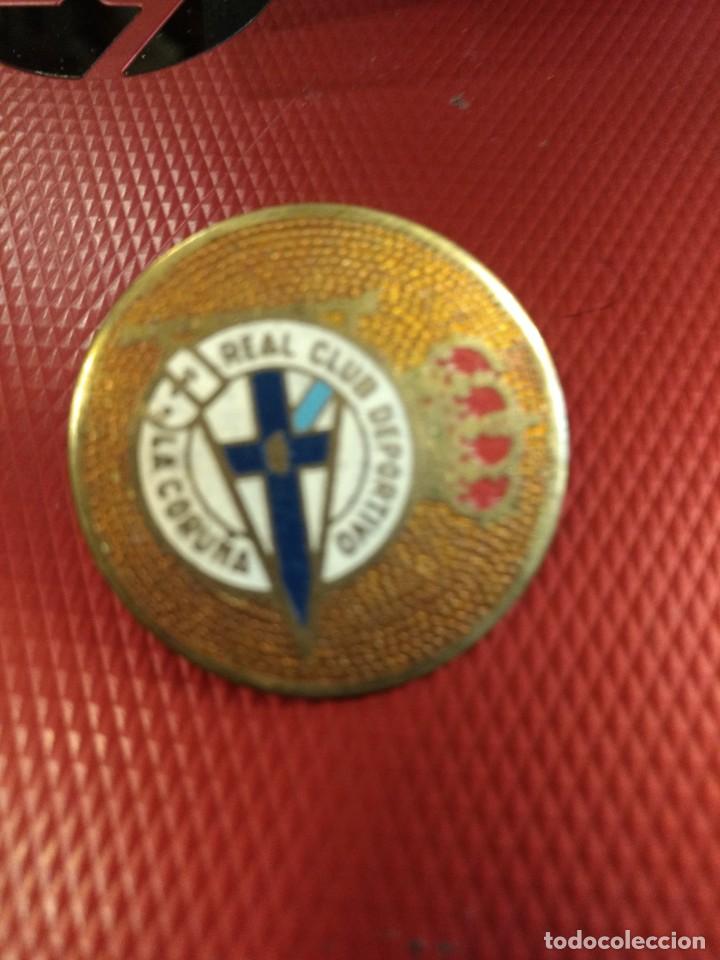 Sports collectibles: Antigua chapa met&aacute;lica con escudo de f&uacute;tbol Real Club deportivo de la Coru&ntilde;a 4 cm de di&aacute;metro