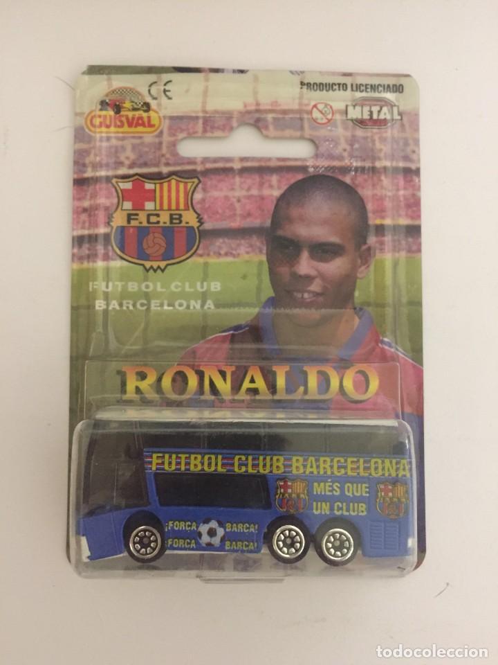Coleccionismo deportivo: AUTOBUS AZUL F.C.B. FUTBOL CLUB BARCELONA GUISVAL MINIATURAS EN METAL FOR&Ccedil;A BAR&Ccedil;A