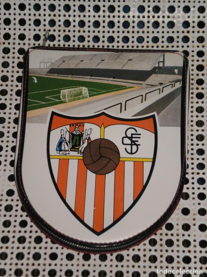 Collezionismo sportivo: ESTUCHE DE COLEGIAL CON ANTIGUO ESCUDO DEL SEVILLA C.F , COMPLETO SIN USO , A&Ntilde;OS 60/70