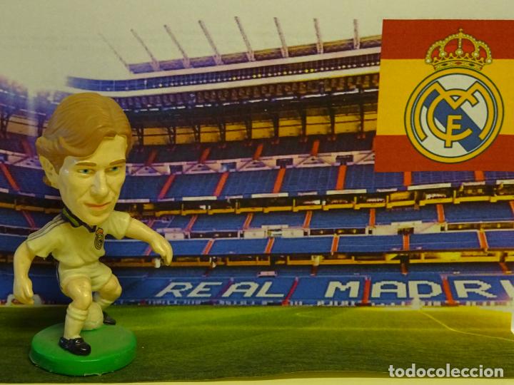 Coleccionismo deportivo: MU&Ntilde;ECO FIGURA JUGADOR F&Uacute;TBOL. REAL MADRID CLUB DE F&Uacute;TBOL 2000 2001. MICHEL SALGADO. CELTA 30 GR