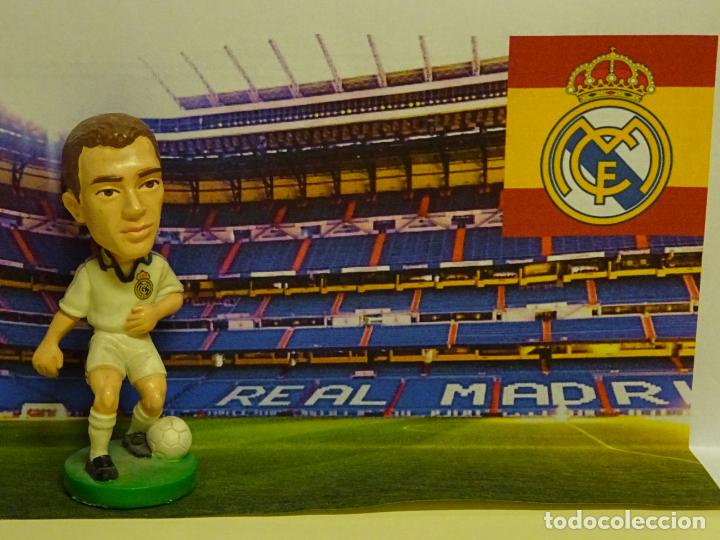 Sports collectibles: MU&Ntilde;ECO FIGURA JUGADOR F&Uacute;TBOL. REAL MADRID CLUB DE F&Uacute;TBOL 2000 2001. PEDRO MUNITIS. RACING. 30 GR