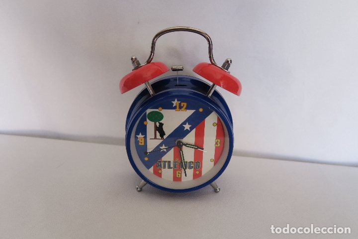 Sammelleidenschaft Sport: RELOJ DESPERTADOR ATLETICO DE MADRID MUY BUEN ESTADO FALTA TAPA DE PILA