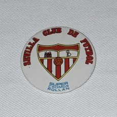 Coleccionismo deportivo: CHAPA CON IMPERDIBLE * SEVILLA CLUB DE FUTBOL * SUPER CROMOS ROLLAN - AÑOS 80 - NUEVA SIN USO!