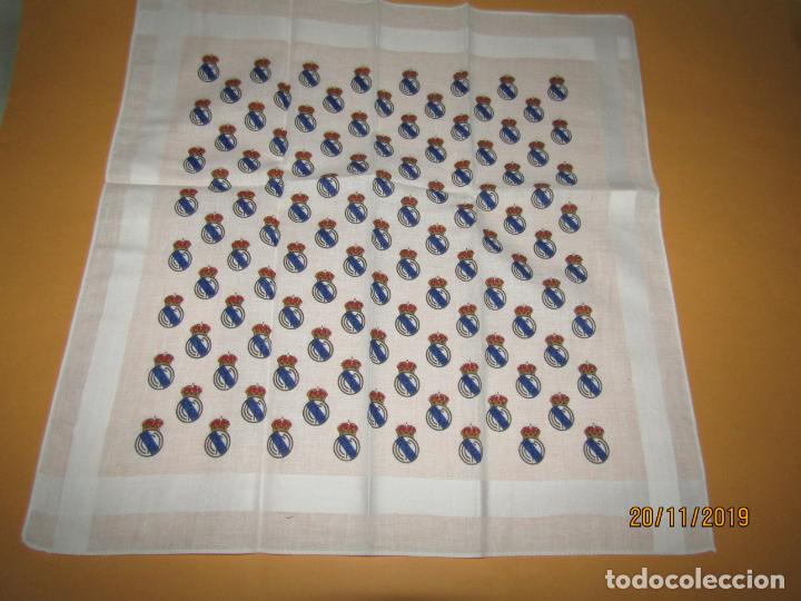 Coleccionismo deportivo: Antiguo Pa&ntilde;uelo Moquero Totalmente Estampado con el Escudo del REAL MADRID - A&ntilde;o 1960-70s.
