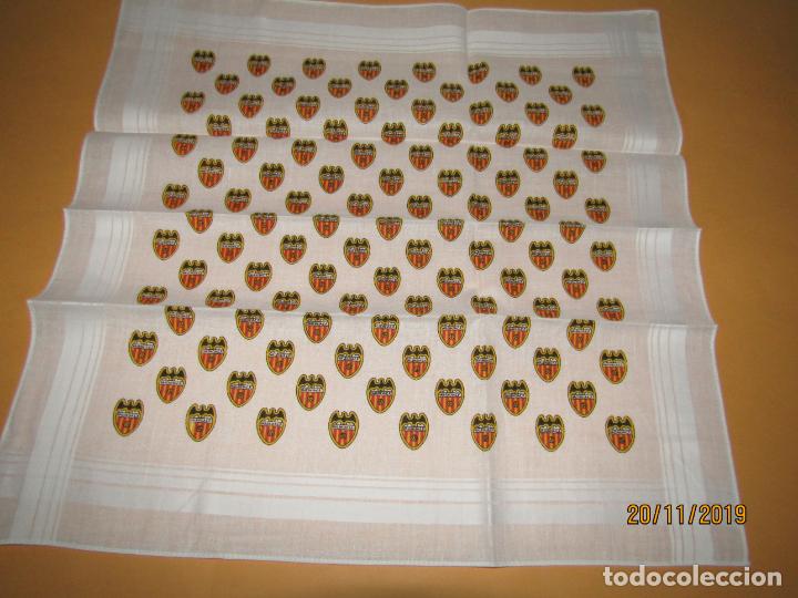 Coleccionismo deportivo: Antiguo Pa&ntilde;uelo Moquero Totalmente Estampado con el Escudo del VALENCIA - A&ntilde;o 1960-70s.