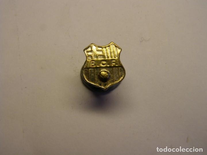 Colecionismo desportivo: Antigua insignia de solapa de Futbol, C.F. Barcelona. N&ordm;7.