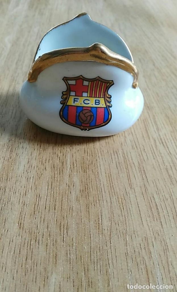 Coleccionismo deportivo: ADORNO MONEDERO CON ESCUDO FCBARCELONA F.C.B. BAR&Ccedil;A 6 CM ALTURA - PORCELANA