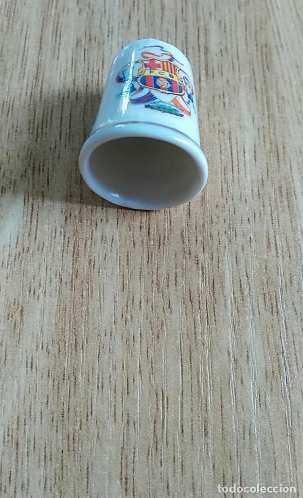 Sammelleidenschaft Sport: ADORNO DEDAL CON ESCUDO FCBARCELONA F.C.B. BAR&Ccedil;A 3 cm ALTURA - PORCELANA