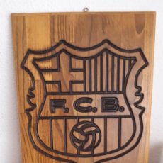 Coleccionismo deportivo: ESCUDO DEL F.C. BARCELONA EN MADERA. PIROGRABADO. 40 X 29 CMS.. Lote 209958570