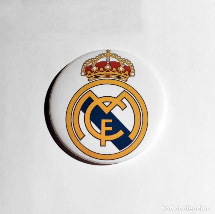 Coleccionismo deportivo: REAL MADRID - IM&Aacute;N NEVERA 59MM - Foto 1