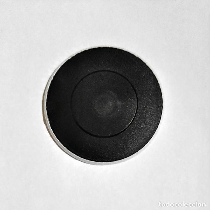 Coleccionismo deportivo: REAL MADRID - IM&Aacute;N NEVERA 59MM - Foto 2