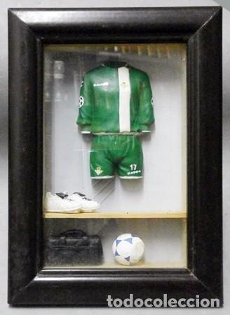 Coleccionismo deportivo: CAJA CON MARCO DE MADERA Y CRISTAL BETIS C.F. (EQUIPACION, BALON, MALETA Y ZAPATOS) - BETIS-01