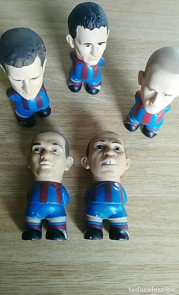 Coleccionismo deportivo: 5 MU&Ntilde;ECOS DE PLASTICO JUGADORES DE F.C.BARCELONA SE GIRA LA CABEZA Y BRAZOS ATRAS. MIDEN 15cm