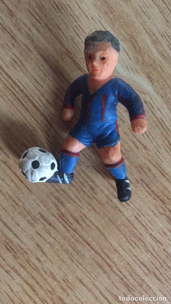 Sammelleidenschaft Sport: JUGADOR DE PLASTICO DE FUTBOL CON BALON MIDE 5cm de altura