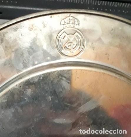 Coleccionismo deportivo: BANDEJA METALICA con escudo REAL MADRID.