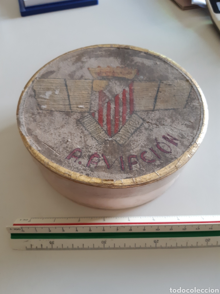 Sammelleidenschaft Sport: Antigua caja de cart&oacute;n tapa decorada manualmente escudo atletico aviaci&oacute;n con recortes a&ntilde;os 40