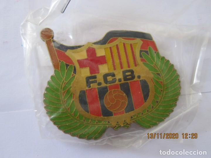 Collezionismo sportivo: ESCUDO DE METAL CON IMAN DEL FUTBOL CLUB BARCELONA